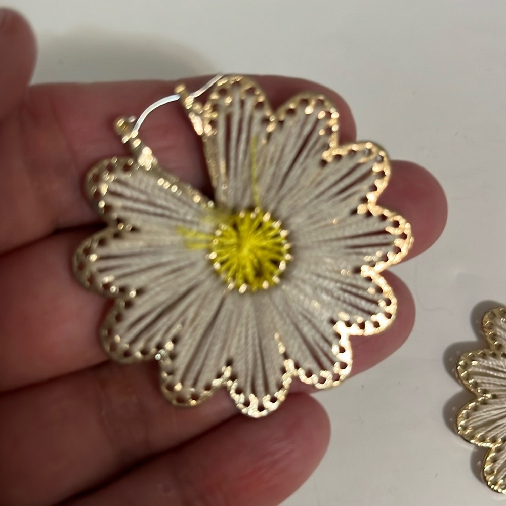 Dangling earrings floral daisy shape white yellow retro boho hippo 70’s 80’s Y2K - Picture 8 of 11